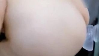 湿身美少女浴室玩冰屌自慰