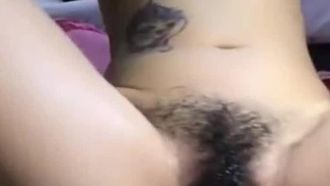 [Trasmissione in diretta di autoritratto domestico] Una giovane donna tatuata e sexy si masturba con un massaggiatore bagnante il latte e produce succo bianco