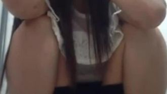 老旧的厕所里拍到的美女