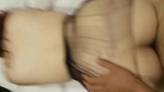 Eine schöne junge Frau in schwarzen Strümpfen, die gerade mit ihrer ersten Liebe verheiratet war, fragte ihren Mann, warum sie es ihrem Mann antun sollte, nachdem sie nach Hause gekommen war Zuhause. Wenn ich es noch einmal mache, werde ich sterben.
