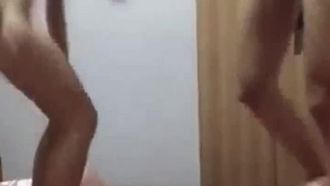 La giovane e bella conduttrice fa sesso con il suo partner sessuale. Ha una figura snella e usa molte posizioni sessuali, il che è molto allettante.