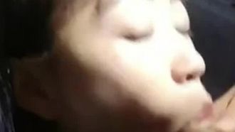 밤에 야외에서 라이브 섹스를 하는 아름다운 소녀
