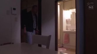 A jovem esposa Angel Moe é estuprada pelo sogro ao lado do marido
