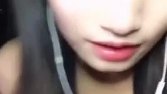 Schönes Mädchen macht Selfie und masturbiert draußen im Auto