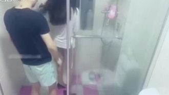 Garota cervo transmite sexo ao vivo no banheiro