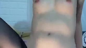[Trasmissione in diretta di autoritratto domestico] La studentessa sexy con calze e occhiali neri ha una voce da troia
