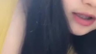 어린 얼굴에 큰 가슴, 약간의 뱃살이 열정적으로 자위하는 모습
