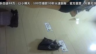 ショッピング モールの女子トイレのパノラマの率直なショット。黒いストッキングを履いた 2 人の店員も含まれている