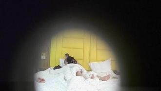 È così bello. Una giovane donna civettuola, snella, dai seni grandi e bella ha una relazione con un uomo grasso e bianco in una stanza. Ha anche un bambino con un'espressione estatica sul viso. Lei sta piangendo continua a gemere e, a metà della scopata, si fa avanti anche per allattare.