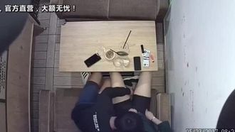 Le jeune couple est tellement passionné qu'ils font l'amour en secret dans la salle privée pendant le déjeuner.