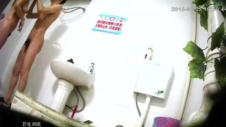 임대주택 장기 솔직촬영 시리즈 1: 통통한 여자가 화장실을 다녀온 뒤 남자친구와 함께 샤워를 하고 있다.