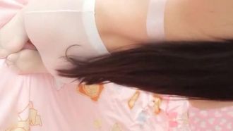 Bellissima ragazza super kawaii con una gonna loli OL da tre pollici, calze nere, squirta con un finto J8, la migliore figa rosa senza peli, grida per papà, orgasmo e squirta