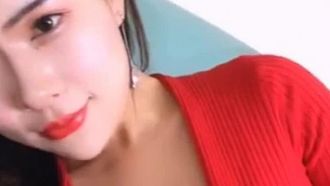 La diosa de las celebridades de Internet, la hermana Sirui, está sexy con ropa roja, bragas rojas transparentes, sorbiendo, chorreando, muchas palabras sucias, provocando a los fanáticos de los lobos y masturbándose JJ
