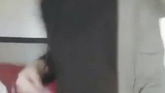 Loli-Moderator Lemon Internet Cafe verführt einen hübschen Jungen, der 1993 geboren wurde, und gibt ihm einen Blowjob und einen Tittenjob. Dann duscht er zu Hause und macht es dann noch einmal.