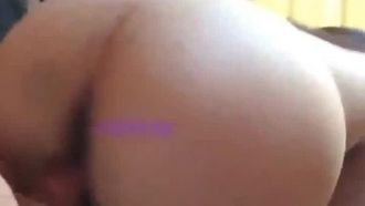 La mejor amiga y novia Wang Dongyao seduce a su novio con medias negras sexys con tatuajes en el baño y se la folla en la cama con un primer plano en mano de este tipo de medias que me dan ganas de follarla cuando las veo.