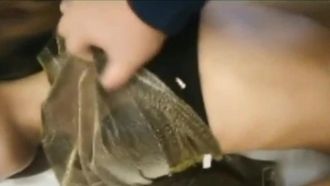 Die supersexy und schöne Sekretärin des Unternehmens mit langen Beinen betrank sich auf einer Dinnerparty und wurde von ihrem männlichen Kollegen ins Hotel mitgenommen, um Sex mit ihr zu haben und ihr dann ins Gesicht zu spritzen. Ihre Muschi war rosa und zart, und sie hatte einen schönen und schöner Körper!