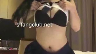 [Boutique Internet Celebrity] Das erstklassige Internet-Promi-Model Zhou Bo'er hat ein leidenschaftliches Sexvideo mit einem reichen Mann durchgesickert. Sie hat Sex und schreit von hinten.