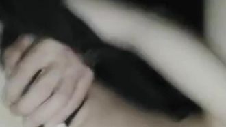 为了礼物太拼了美女主播在寒冷的夜晚和两个大爷户外玩3P直播对白搞笑