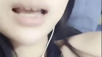 La ragazza pura e bellissima ha mostrato il suo viso perfetto e si è masturbata in un grande spettacolo. Continuava a leccarsi la figa e a masturbarsi. Aveva troppa acqua.