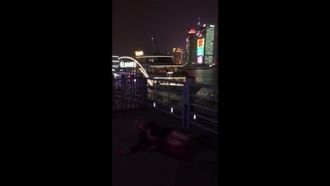 【魔都之夜】极品嫩模悦儿妖精上海外滩大胆露出唯美篇 拍着拍着保安过来了赶紧撤 高清1080P版