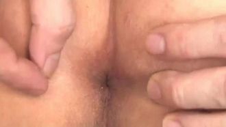 Der Transvestit wurde anal gefickt und in ihre Muschi gesahnt. Xiaoyi
