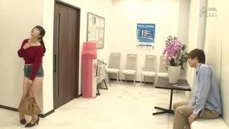 病院の待合室で診察を終えて出てきたミニスカ娘の様子がお