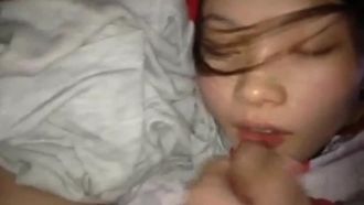 手机自拍包皮哥恶搞喝高了熟睡的表妹女同事请她大鸡巴吞精液