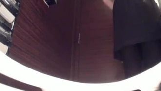 美女が多いレストランの高級トイレ第23シーズンでは、美女のパパがお尻に張り付いて立って丁寧に拭かなければならなかった。