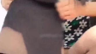 La bella conduttrice ha sedotto ancora una volta l'autista per scoparla, ma l'autista non ha osato scoparla. La ragazza ha detto: Maestro, per favore scopami una volta e ti darò il doppio del prezzo.