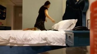 У моей жены менструация, и они с невесткой пошли в отель, чтобы забронировать номер. Как только они вошли в номер, им не терпелось наброситься на него с диалогами на китайском языке в высоком разрешении 720P без водяных знаков.