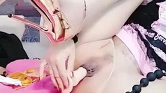 La giovane donna ha un cuore femminile e una donna civettuola indossa un abito elegante e tacchi alti, inserisce l'ano nella sua figa e la sua vagina è piena di succo bianco.
