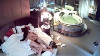 호텔의 럭셔리 스위트 카메라는 워터마크가 없는 720P 고화질의 좋은 그림으로 소녀 위에 자지를 타고 있는 매우 흥분되고 적극적인 키가 큰 소녀를 모니터링하고 비밀리에 포착합니다.