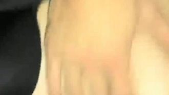 남성 앵커는 일하는 소녀 2명에게 약물을 투여하고 성폭행하는 모습을 생방송했다. 약물의 강도가 약해 소녀는 깨어나 필사적으로 저항했다.