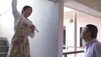 Rapporto tra adulti che baciano Momoko Isshiki con fili di saliva intrecciati