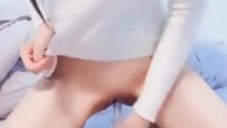 [Domestic] Internet celebrity girl - a private toy vibrator is inserted into the hole, and a crystal rod is added to tease the water with the sound of clear and crisp white juice, orgasmic moans and stimulation