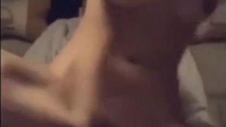[Domestico] La dolce e sexy dea delle celebrità di Internet Deer Girl ha preso un appuntamento con il vicino della porta accanto di notte mentre sua moglie dormiva ed è andata sulle scale per fare sesso - faceva troppo freddo per un po' e i due di scesero le scale e scoparono selvaggiamente in macchina