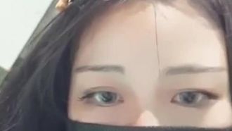 無毛の一本線スカイピンク菌ナナ 7.27 イードゥオは、ふっくらとセクシーな一本線のスカイピンクのマンコを披露し、トイレに座っておしっこをしている間、彼女のマンコは水浸しです