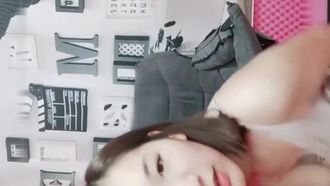 Femme mature sexy se masturbe avec des accessoires dans son trou du cul et continue de gicler