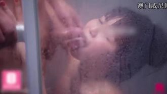 젖은 몸과 불룩한 몸을 가진 뜨거운 소녀는 땀에 젖은 섹스를 얻습니다.