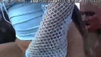 Hermanas rubias comparten la polla de un caballo en una escena salvaje