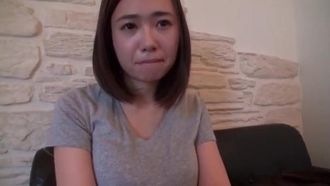 Pelle morbida da un'educazione rurale e un corpo materno... Sakura Okano, la moglie di un contadino che apre le gambe alla ricerca del piacere femminile, AV Debut, un piacere passivo ma avido che cambia la sua autostima.