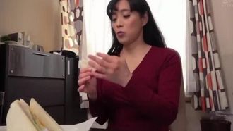 Come avere una relazione in cui puoi fare sesso con una bellissima donna sulla quarantina che mostra le sue bellissime gambe in un mini abito attillato nello stesso appartamento! ? Rieko Hiraoka anni