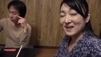Una madre di 50 anni che gestisce un ristorante motsu nabe sul lago Yamanaka ha un grosso sedere erotico e un seno grosso in coppa F! Kyoko Harada