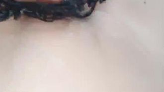 Trasmissione in diretta sul cellulare di due uomini e una donna che fanno un rapporto a tre senza sosta, scopando a turno la donna in varie posizioni