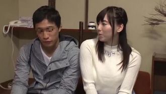 ¡Solo estudiantes universitarias de pechos grandes! ! Las parejas amateurs que tienen una cita en Hakone compiten entre sí. ¡Si ganas, recibirás un premio de 10.000 yenes! ¡Si pierdo, me correré dentro de ti continuamente! Baño mixto aguas termales creampie puño de béisbol 3 clientes masculinos comunes frente a mi novio