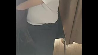 안경을 쓴 섹시한 젊은 여성은 공원 입구 밖에서 노점상을 운영하는 48세 점쟁이와 만나 호텔로 향한다.