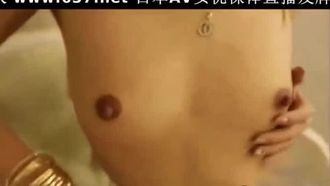 È trapelato il video di una ragazza di 18 anni che frequentava un compenso e faceva sesso in un hotel