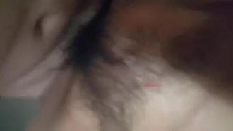 私は酔っ払ってリビングルームのソファで彼女を性交させられました、そして、彼女はもがき、抵抗し始めました、そして私はとても気持ちよかったです。
