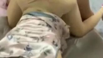 Die Schwägerin zweier Lieblinge trägt einen offenen Seidentanga mit Nietenschuhen, hat eine Affäre in einem Mietshaus und ist sexsüchtig.