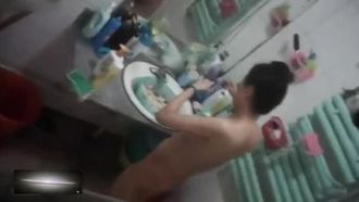 Filmer secrètement des dames à la peau blanche d'à côté en train de prendre une douche